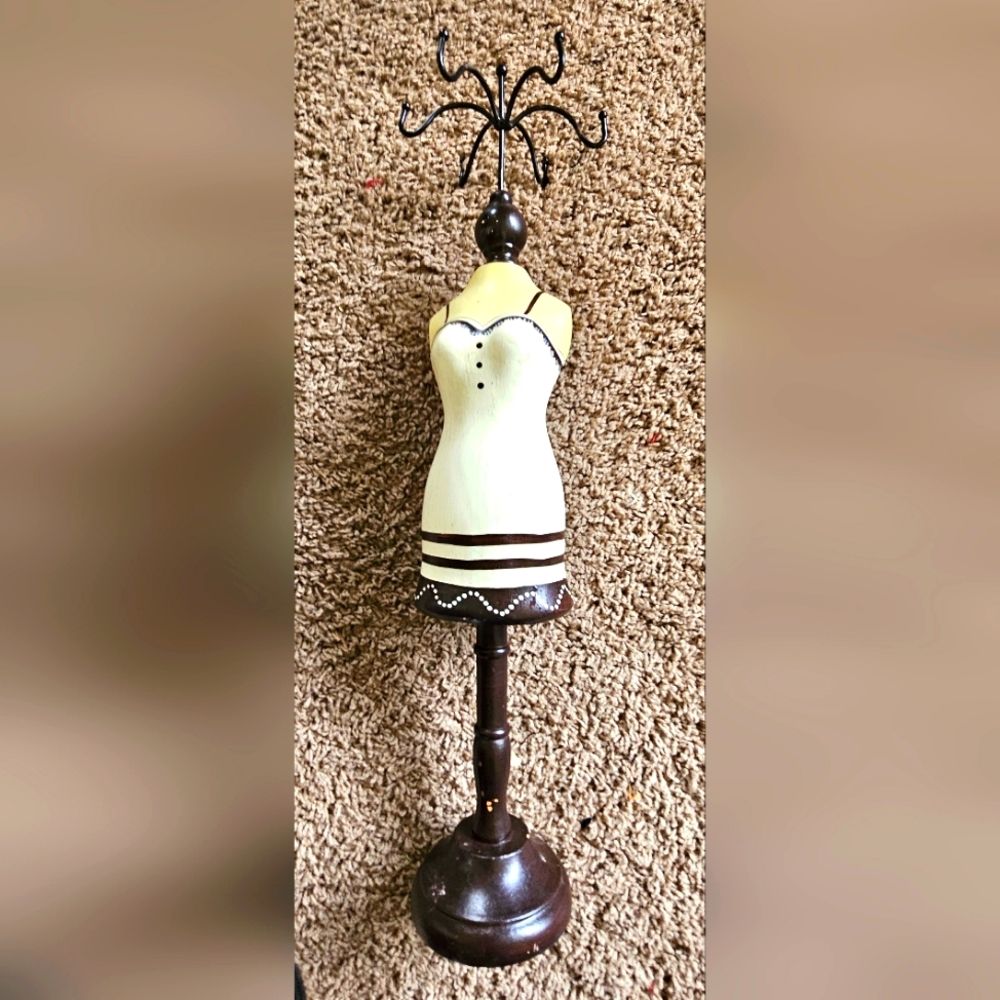 Charleston Cream Mannequin